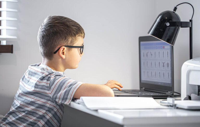 Enfant créant un programme avec Scratch sur son ordinateur